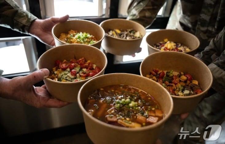 본문 이미지 - 주한미군기지 &#39;캠프 워커&#39;에서  로봇이 조리한 음식들. &#40;주한미군 페이스북 갈무리&#41;