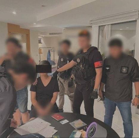 본문 이미지 - 태국 수사 당국이 &#39;필로폰&#39;을 영리 목적으로 소지한 혐의로 일본인 40대 남성 2명을 체포했다. &#40;TBS 캡쳐&#41;