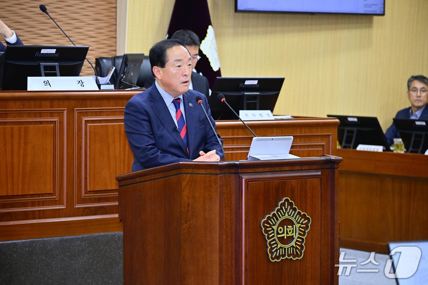 이병선 강원 속초시장이 28일 열린 제349회 속초시의회 제2차 정례회 본회의에서 시정연설을 통해 민선 8기 성과와 의회에 제출한 내년도 예산안에 담긴 역점 사업을 설명하고 있다.&#40;속초시 제공, 재판매 및 DB 금지&#41; 2025.11.28/뉴스1