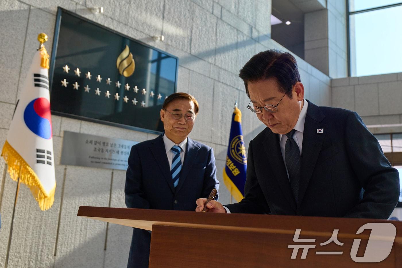 이재명 대통령이 지난 28일 국가정보원을 방문해 방명록을 작성하고 있다. 왼쪽은 이종석 국정원장. &#40;대통령실 제공. 재판매 및 DB 금지&#41; 2025.11.28/뉴스1 ⓒ News1 허경 기자