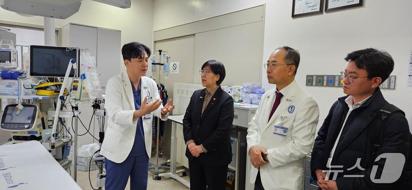 28일 아주대병원 권역응급의료센터를 방문한 정은경 보건복지부 장관.