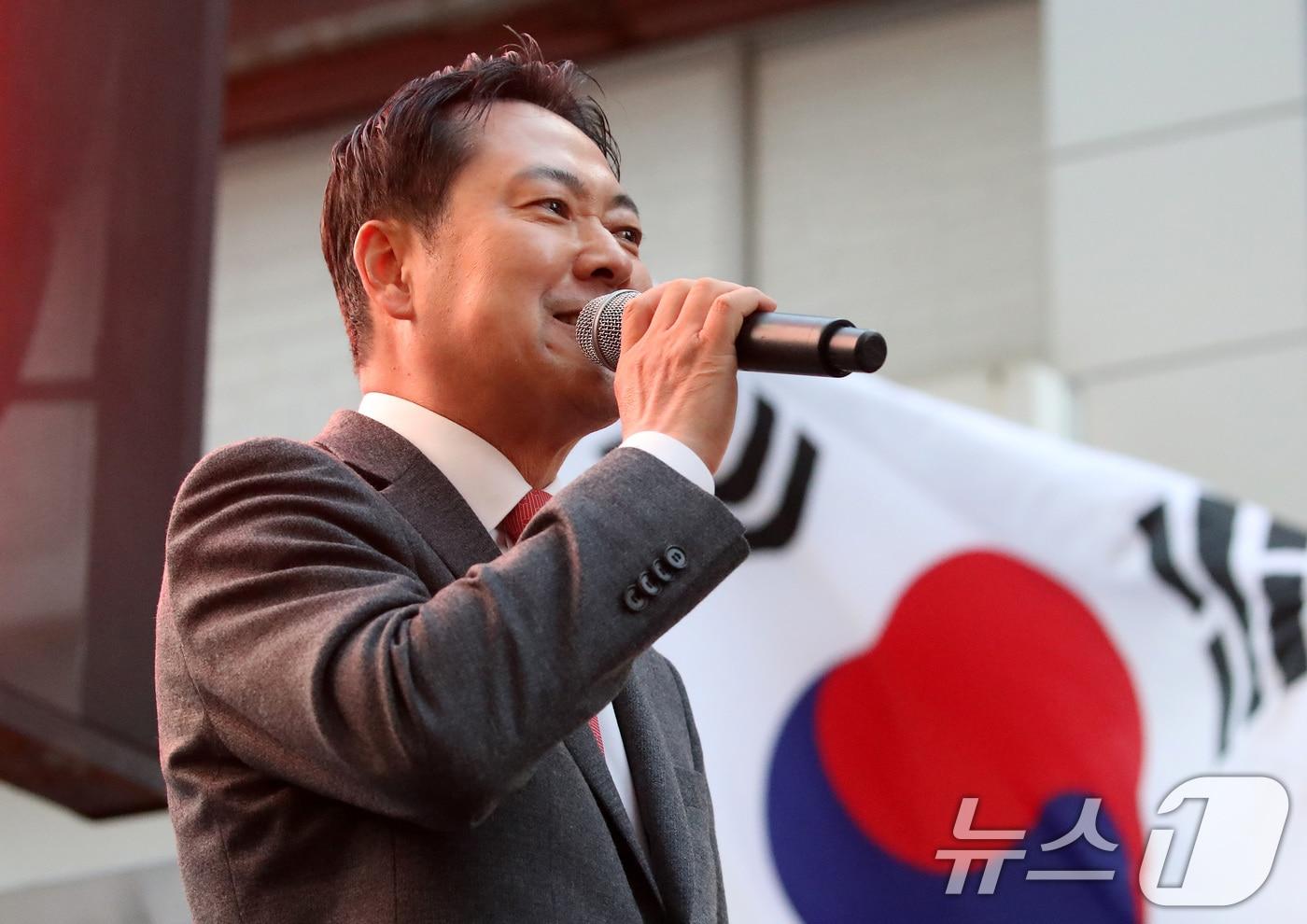 장동혁 국민의힘 대표가 28일 오후 대구 중구 동성로에서 열린 &#39;민생회복 법치수호 대구 국민대회&#39;에서 연설하고 있다. 2025.11.28/뉴스1 ⓒ News1 공정식 기자