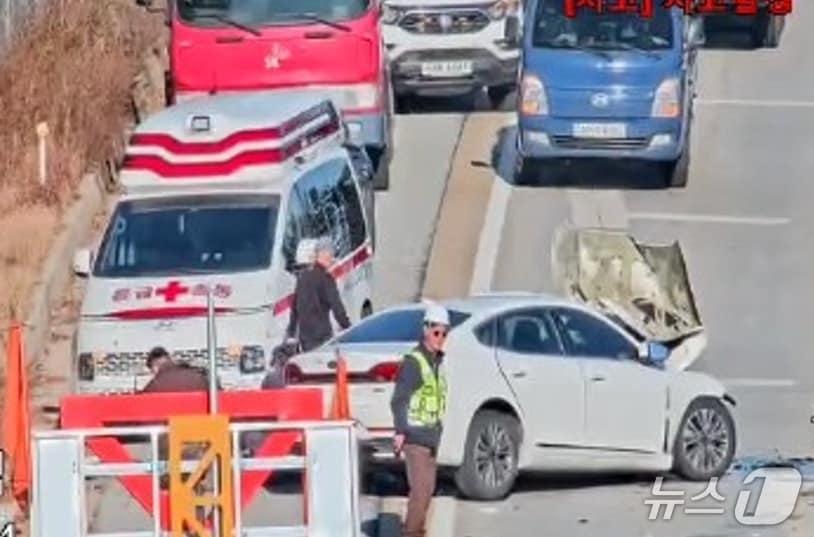 본문 이미지 - 강원 강릉 사천면 동해고속도로 삼척방향 사고현장.&#40;강원도소방본부 제공, 재판매 및 DB금지&#41;