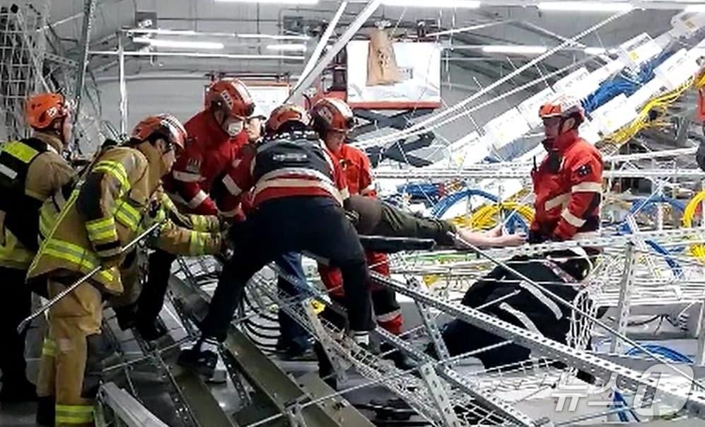 본문 이미지 - 28일 오전 10시 42분쯤 금천구 가산동의 11층짜리 건물 9층 서버실에서 상부 구조물에 고정된 케이블을 내리는 작업 도중 붕괴하는 사고가 벌어져 소방에 구조에 나섰다.(서울 금천소방서 제공)