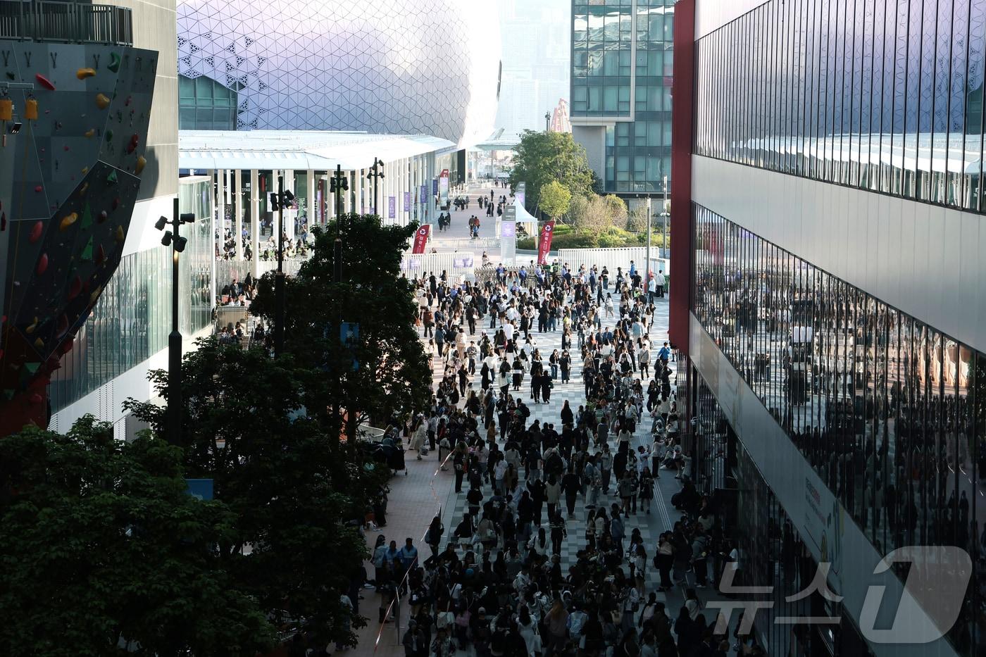 28일 오후 홍콩 카이탁 스타디움에서 열린 대중음악 시상식 &#39;2025 마마 어워즈&#39;&#40;2025 MAMA AWARDS&#41;를 찾은 K-POP 글로벌 팬들이 입장하고 있다. 2025.11.28/뉴스1 ⓒ News1 권현진 기자