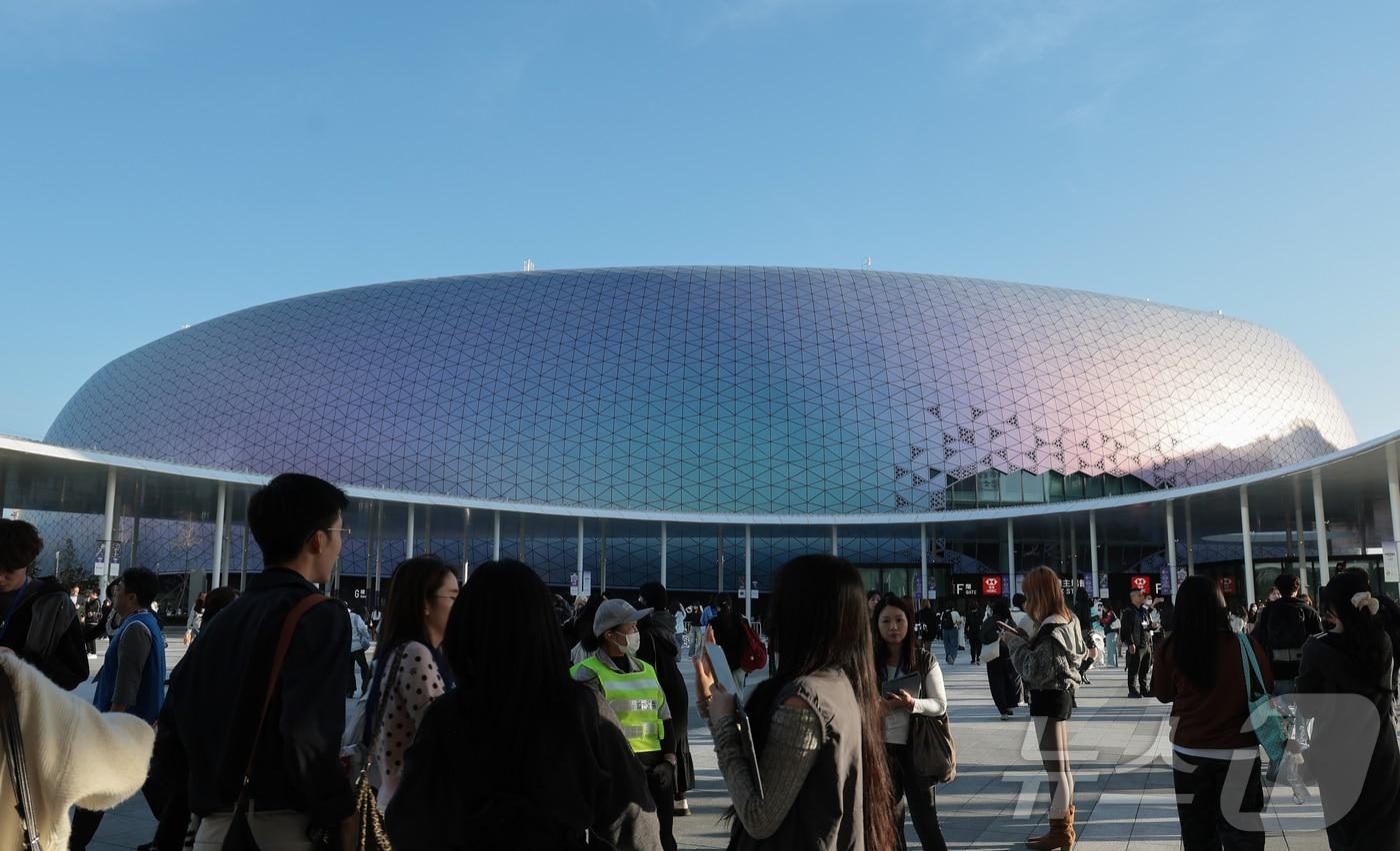 28일 오후 홍콩 카이탁 스타디움에서 열린 대중음악 시상식 &#39;2025 마마 어워즈&#39;&#40;2025 MAMA AWARDS&#41;를 찾은 K-POP 글로벌 팬들이 입장하고 있다. 2025.11.28/뉴스1 ⓒ News1 권현진 기자