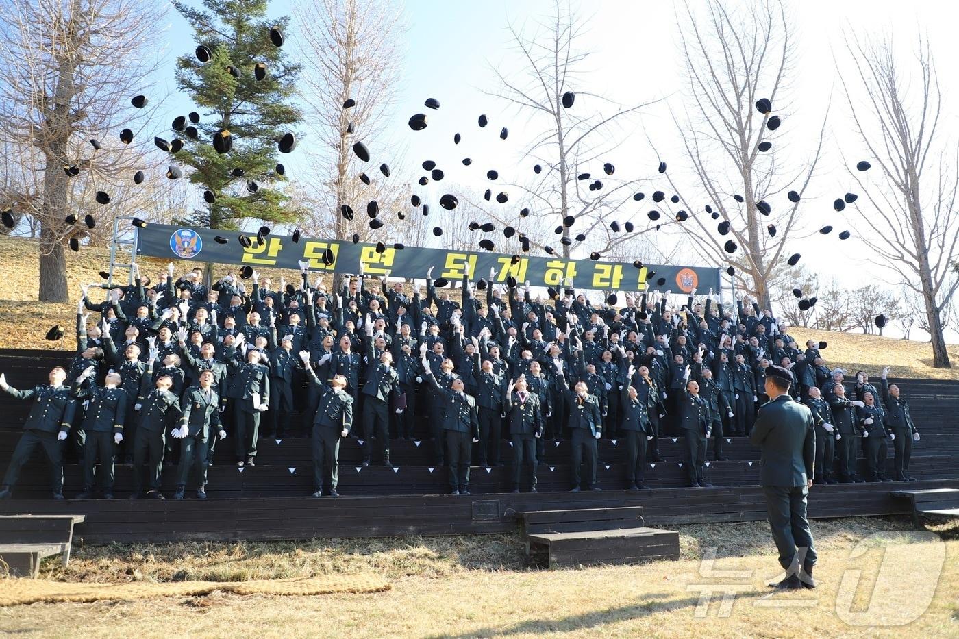 육군 특수전학교가 28일 특전사의 미래를 이끌어 갈 140명의 신임 특전부사관들에 대한 임관식을 개최했다. 이날 임관한 특전부사관들은 16주간 강도 높은 훈련을 이겨내고 전천후 임무수행이 가능한 특전부사관으로 다시 태어났다.&#40;특수전학교 제공&#41; ⓒ News1 김평석 기자