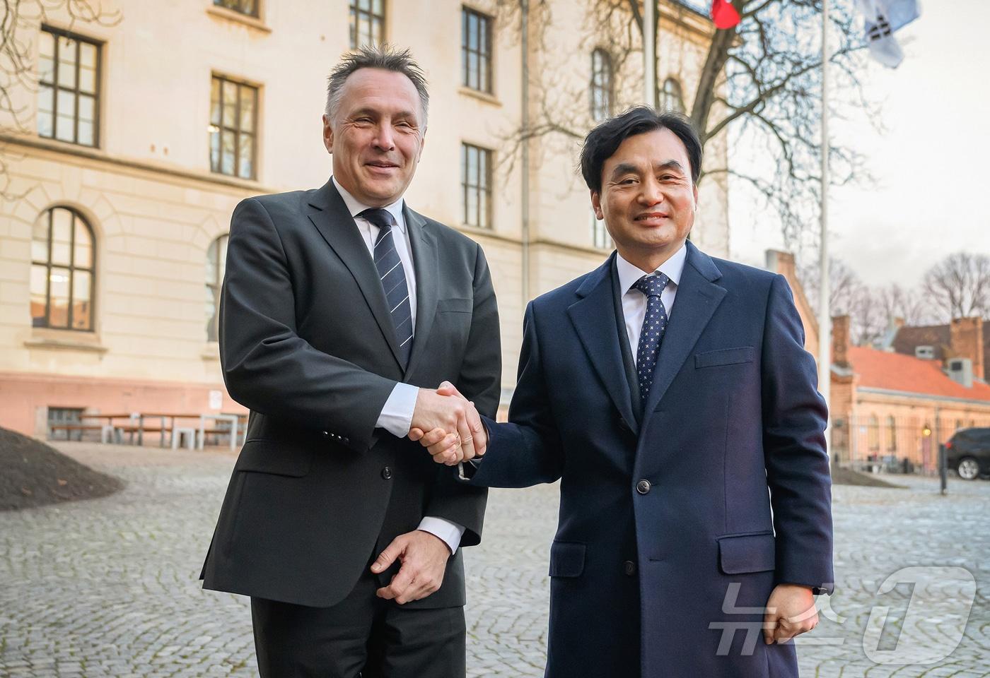 안규백 국방부 장관이 28일&#40;현지시간&#41; 노르웨이 국방부 청사 앞에서 한·노르웨이 국방장관회담에 앞서 토레 온슈우스 산드빅 노르웨이 국방 장관과 기념촬영을 하고 있다. &#40;국방부 제공. 재판매 및 DB금지&#41; 2025.11.28/뉴스1