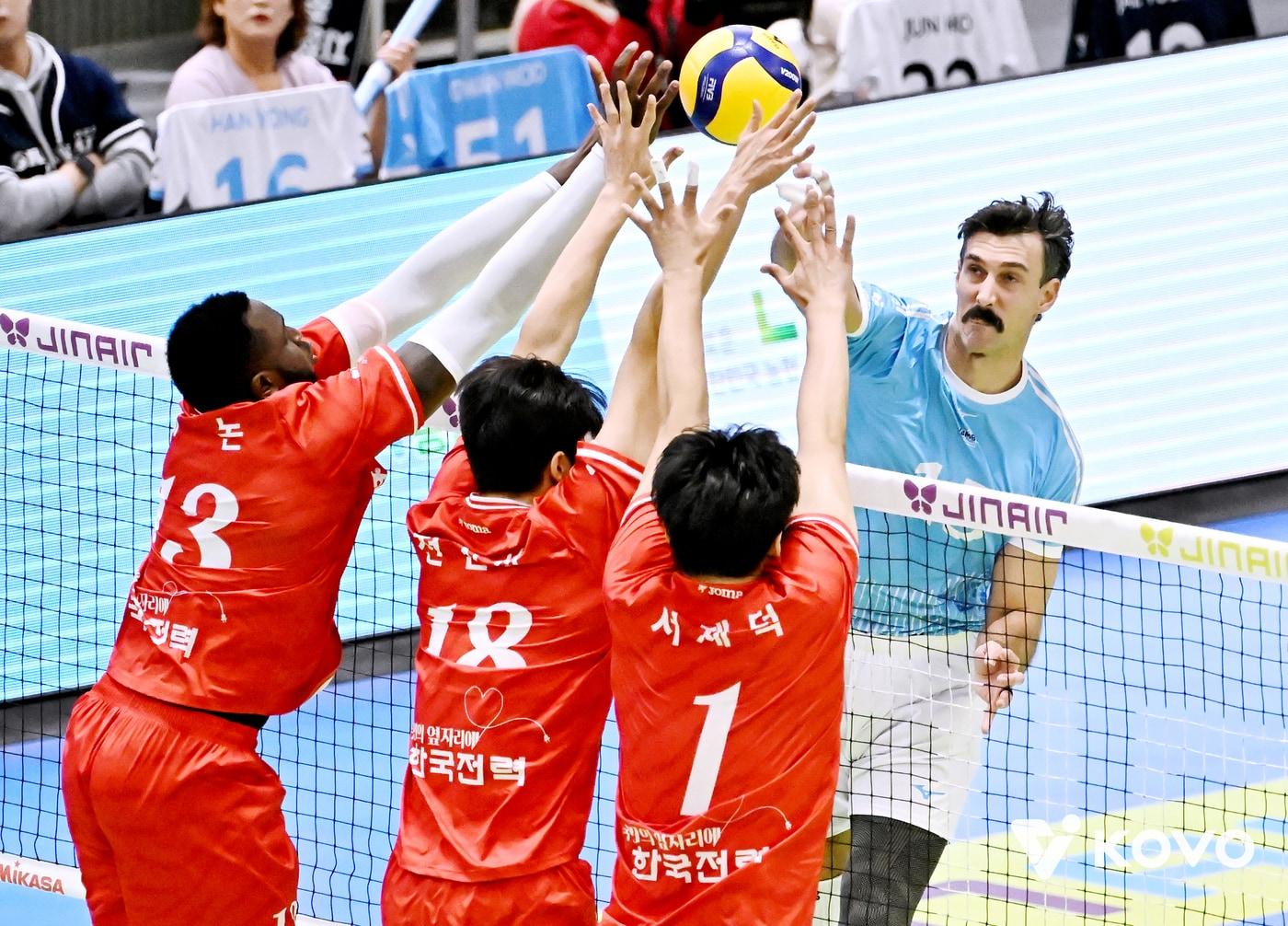 본문 이미지 - 대한항공 외국인 선수 러셀&#40;오른쪽&#41;이 28일 수원체육관에서 열린 2025-26 V리그 남자부 2라운드 한국전력전에서 공격을 시도하고 있다. &#40;KOVO 제공&#41;