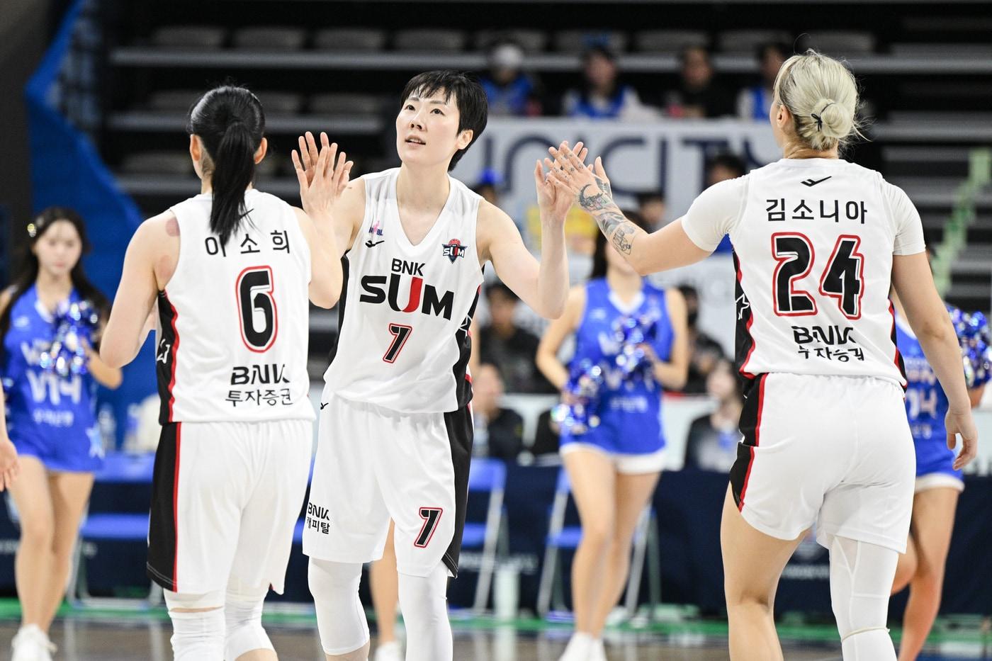 부산 BNK는 28일 열린 2025-26 여자프로농구 아산 우리은행과 경기에서 54-45로 이겼다. &#40;WKBL 제공&#41;