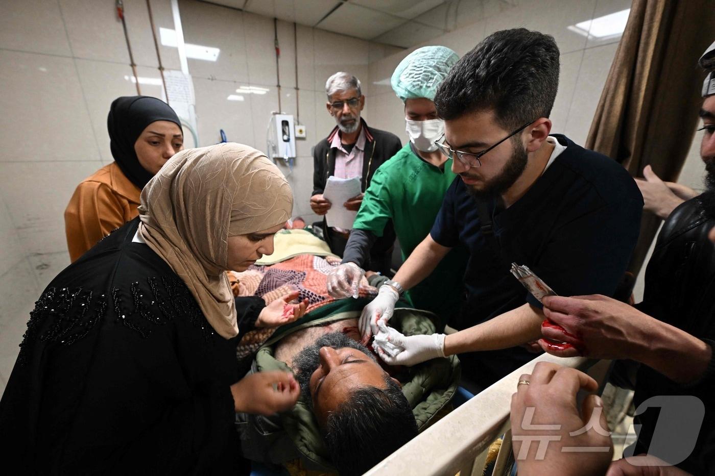 이스라엘군이 28일&#40;현지시간&#41; 시리아 남부 베이트진 마을에서 무장 세력을 체포하기 위한 작전을 벌였다. 이 과정에서 부상당한 남성이 병원에서 치료를 받고 있다. 2025.11.28 ⓒ AFP=뉴스1