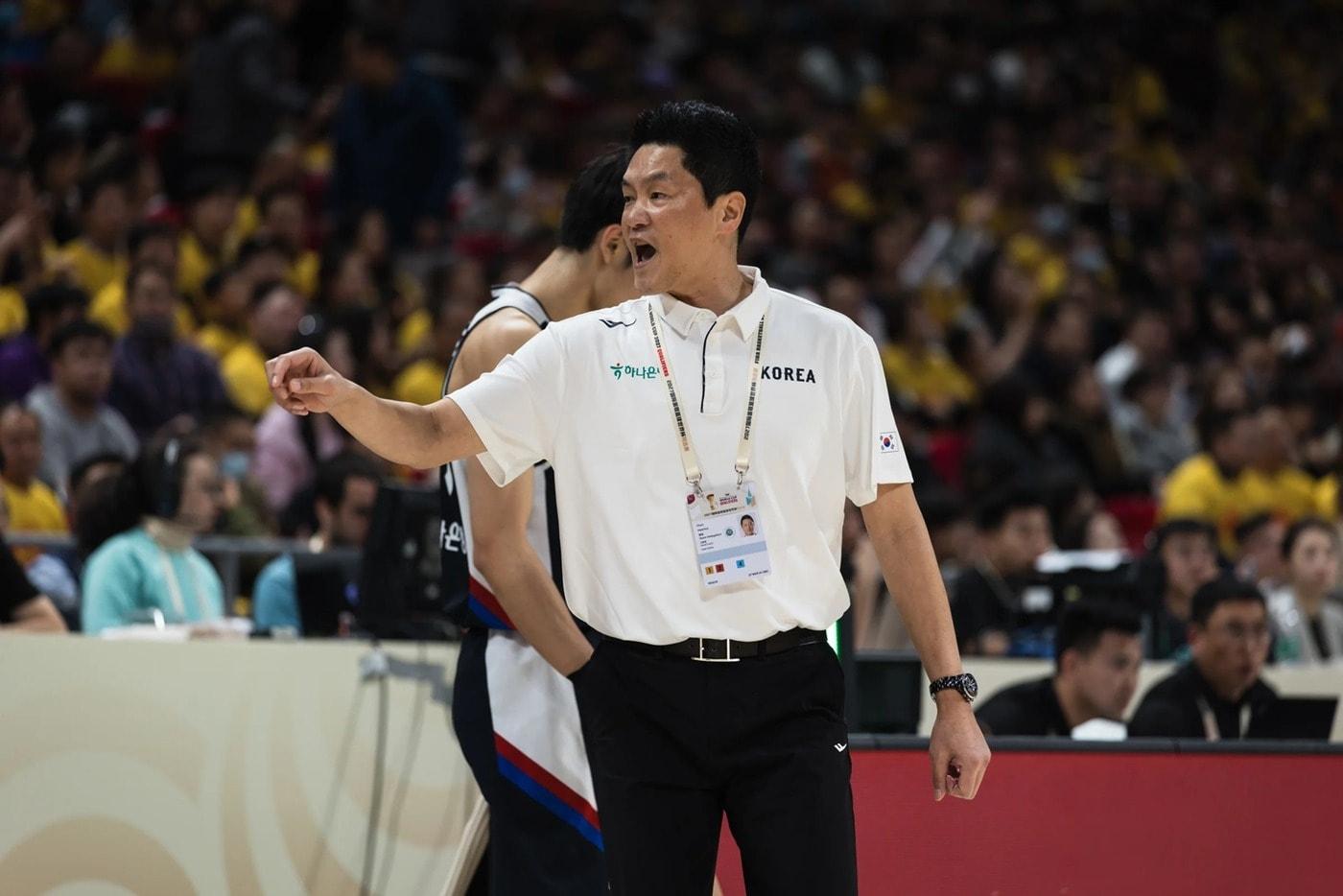 남자 농구대표팀 지휘봉을 임시로 잡은 전희철 감독. &#40;FIBA 제공&#41;