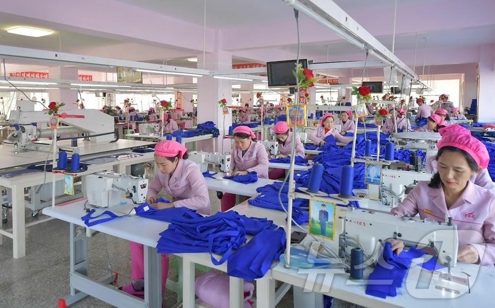 본문 이미지 - (평양 노동신문=뉴스1) = 평양학생신발공장 노동자들. [국내에서만 사용가능. 재배포 금지. DB 금지. For Use Only in the Republic of Korea. Redistribution Prohibited] rodongphoto@news1.kr