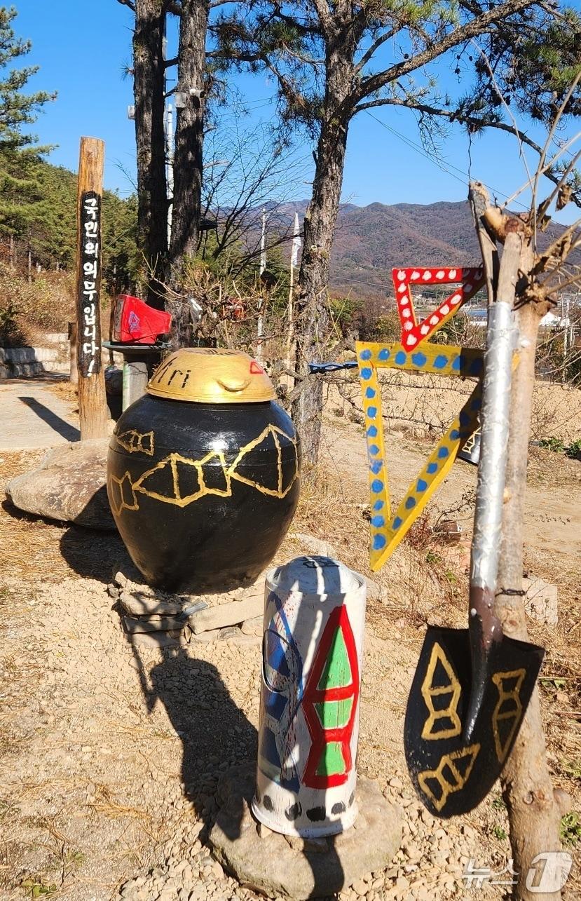 본문 이미지 - 29일 독도 서예가로 활동 중인 서예가 김동욱 씨가 경북 포항시 북구 기계면 인비리 일원에서 암각화 공원 조성에 필요한 작품 준비에 한창이다. (서예가 김동욱 씨제공, 재판매 및 DB금지) 2025.11.29/뉴스1