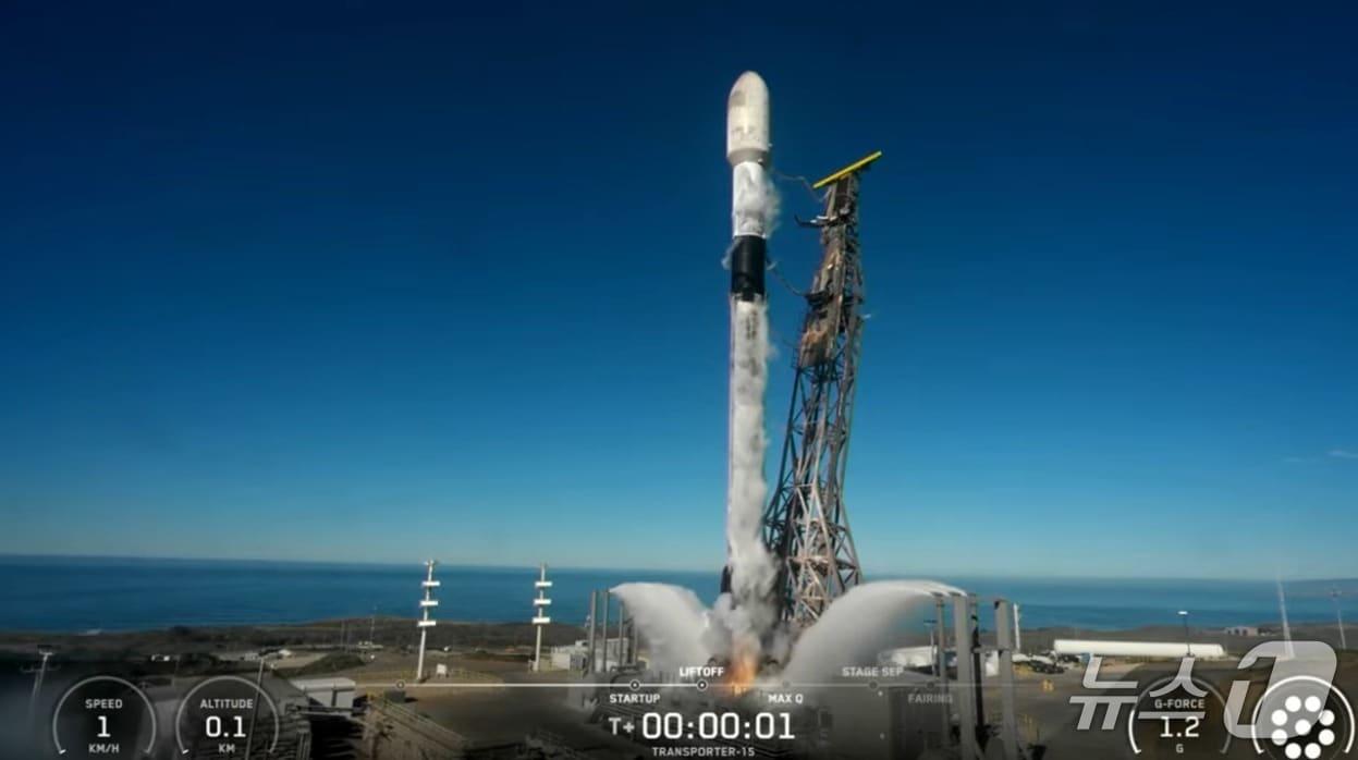 본문 이미지 - 경기기후위성 1호기를 탑재한 팰컨9 로켓. &#40;경기도 유튜브 갈무리&#41; 2025.11.29/뉴스1