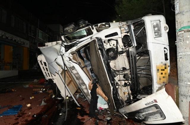 본문 이미지 - 오후 10시 44분쯤 금천구 시흥동에서 내리막길을 주행하던 4.5톤 냉동탑차 트럭이 가드레일에 부딪혔다/ 금천소방서 제공