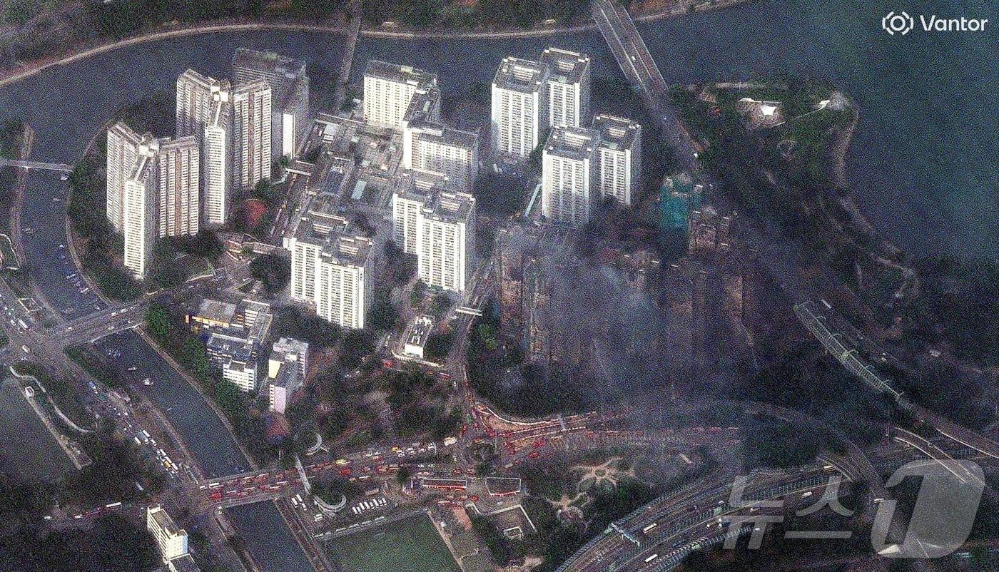 위성에서 본 홍콩 아파트 화재 현장. ⓒ AFP=뉴스1 ⓒ News1 박형기 기자