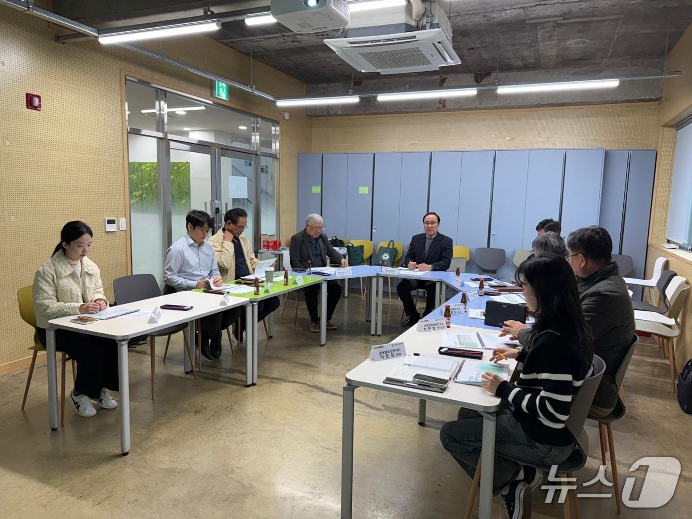 본문 이미지 - 경남도와 경남환경재단 관계자들이 자연환경 정밀조사 최종보고회를 진행하고 있다.(경남도 제공. 재판매 및 DB 금지)