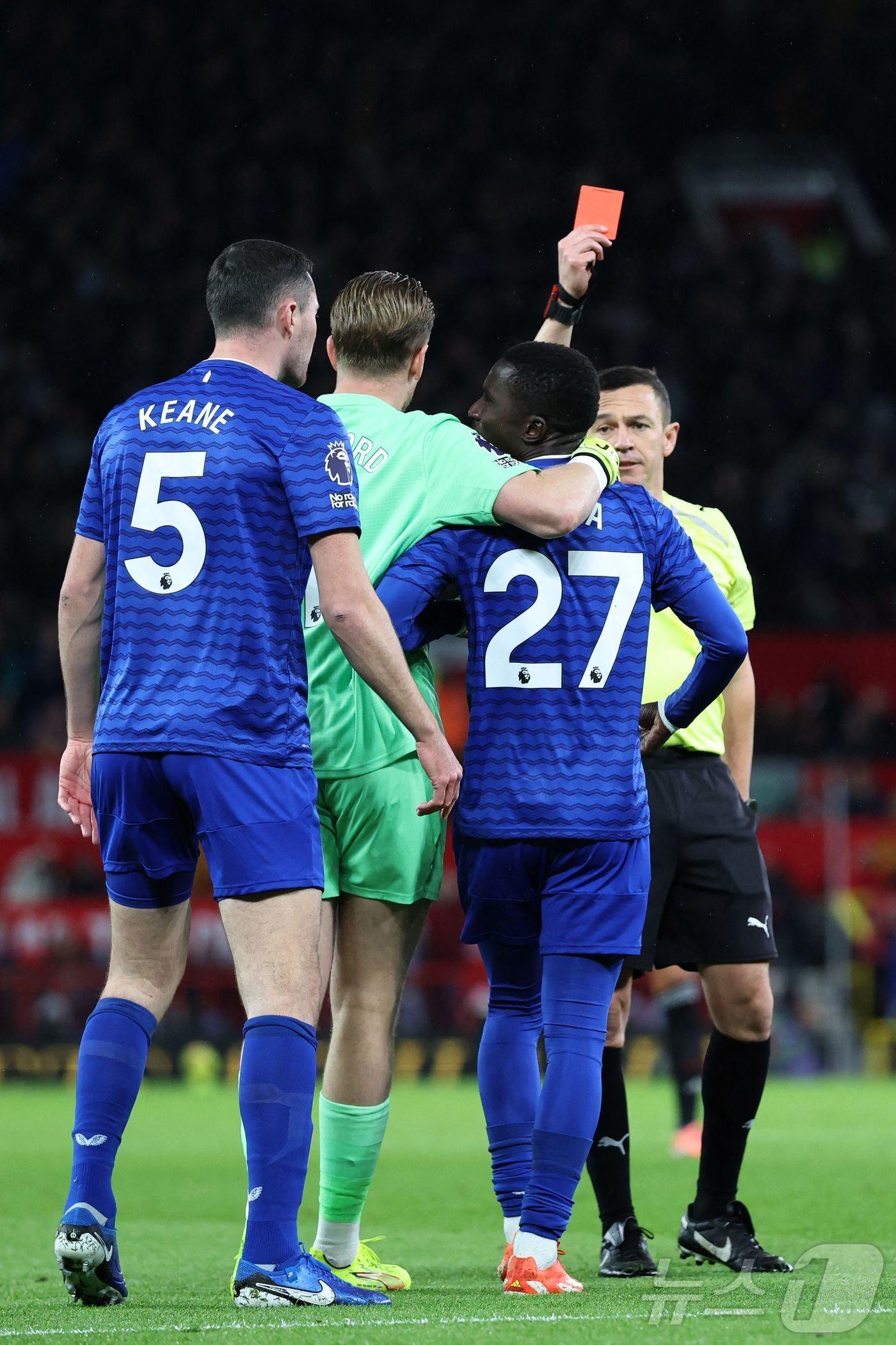 본문 이미지 - 에버턴 이드리사 게예&#40;등번호 27번&#41;가 25일&#40;한국시간&#41; 열린 2025-26 EPL 맨체스터 유나이티드와 원정 경기에서 동료 수비수 마이클 킨&#40;5번&#41;의 뺨을 때렸다가 퇴장당했다. ⓒ AFP=뉴스1