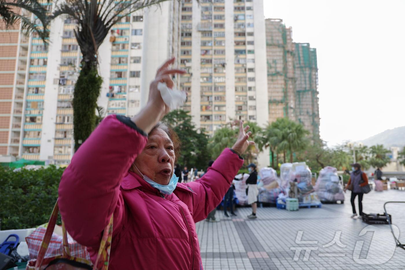 29일&#40;현지시간&#41; 홍콩 북부 타이포의 &#39;왕 푹 코트&#39;&#40;Wang Fuk Court&#41; 아파트 단지 인근에서 옆 건물 주민이 화재 당시 상황을 설명하고 있다. ⓒ News1 권현진 기자