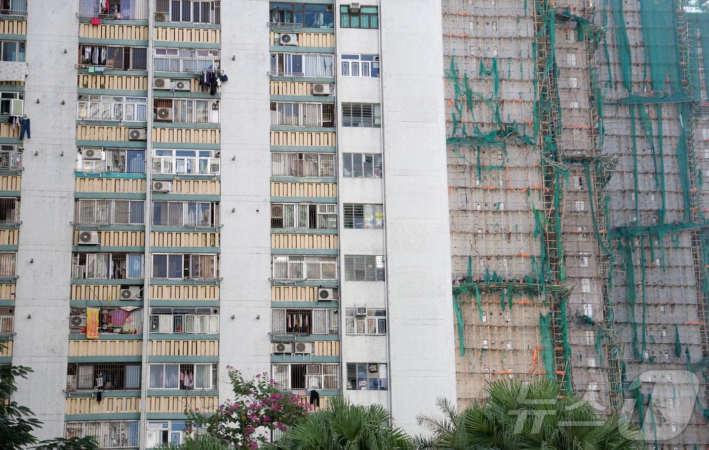 29일(현지시간) 홍콩 북부 타이포의 '왕 푹 코트'(Wang Fuk Court) 아파트 화재 건물 옆 아파트 창문이 열려 있다. 2025.11.29/뉴스1 ⓒ News1 권현진 기자