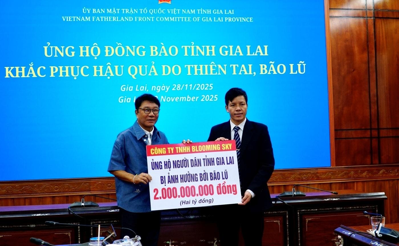 이수만&#40;왼쪽&#41;, 당 반 하이 잘라이성 인민위원회 부위원장/ 사진제공=A2O엔터테인먼트, 잘라이성