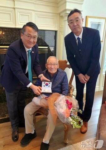 본문 이미지 - 이재명 대통령은 29일 최고령 생존 독립유공자인 이하전 애국지사에게 축전과 선물을 보냈다고 밝혔다. 사진은 선물과 꽃을 들고 기념촬영하는 이 지사의 모습.(이재명 대통령 페이스북) 2025. 11. 29/뉴스1 ⓒ News1 한재준 기자