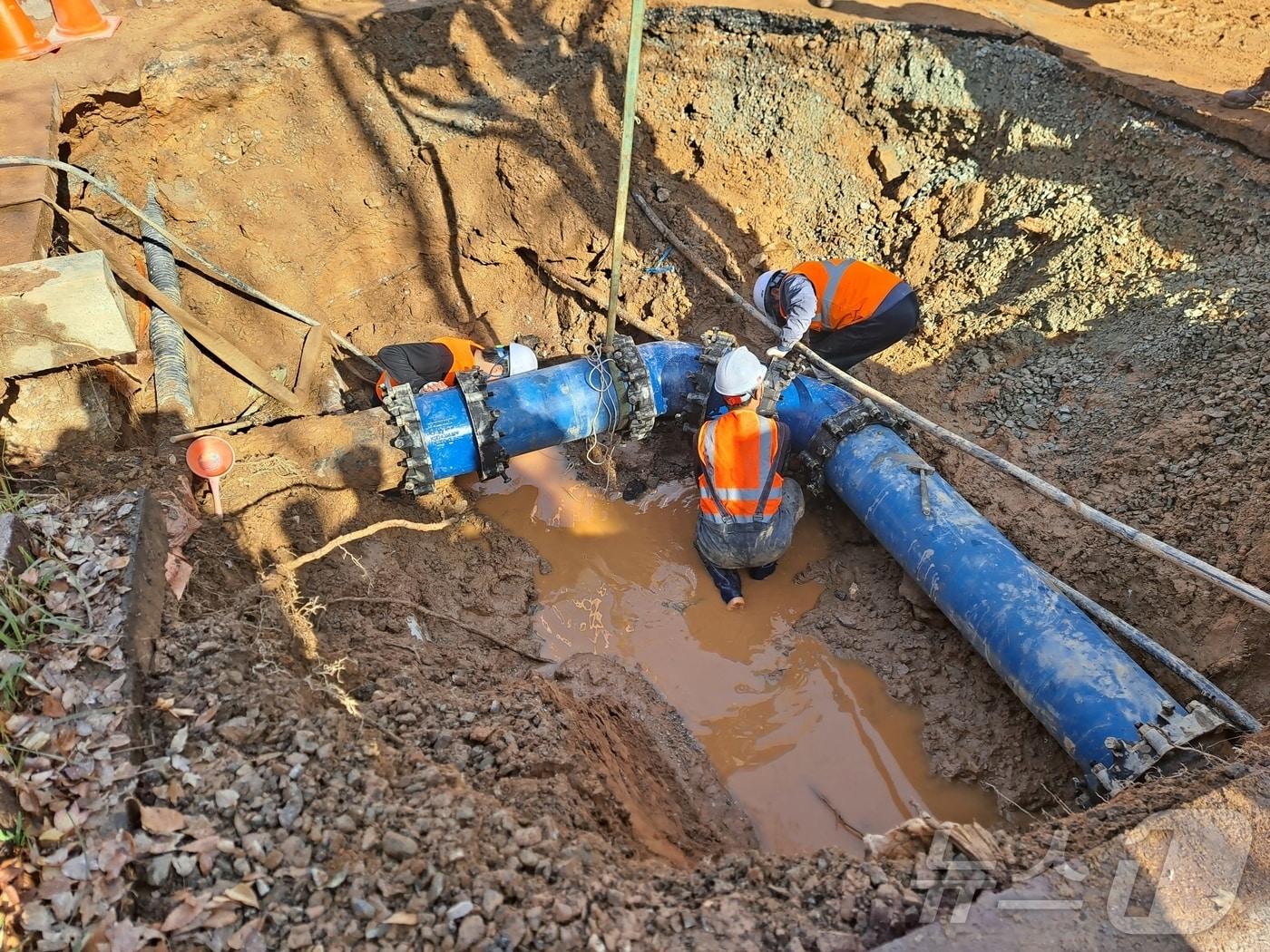 본문 이미지 - 광주 북구 일곡동의 송수로에서 누수가 발생해 광주상수도사업본부가 복구에 나선 모습.  &#40;사진은 기사 내용과 무관함&#41; / 뉴스1 ⓒ News1&#40;광주상수도사업본부. 재판매 및 DB 금지&#41; 