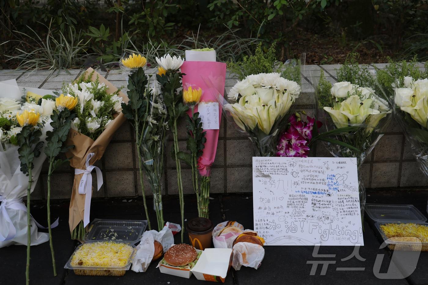 29일&#40;현지시간&#41; 홍콩 북부 타이포의 &#39;왕 푹 코트&#39;&#40;Wang Fuk Court&#41; 아파트 단지 인근에 희생자들을 추모하는 국화꽃이 놓여있다. 2025.11.29/뉴스1 ⓒ News1 권현진 기자