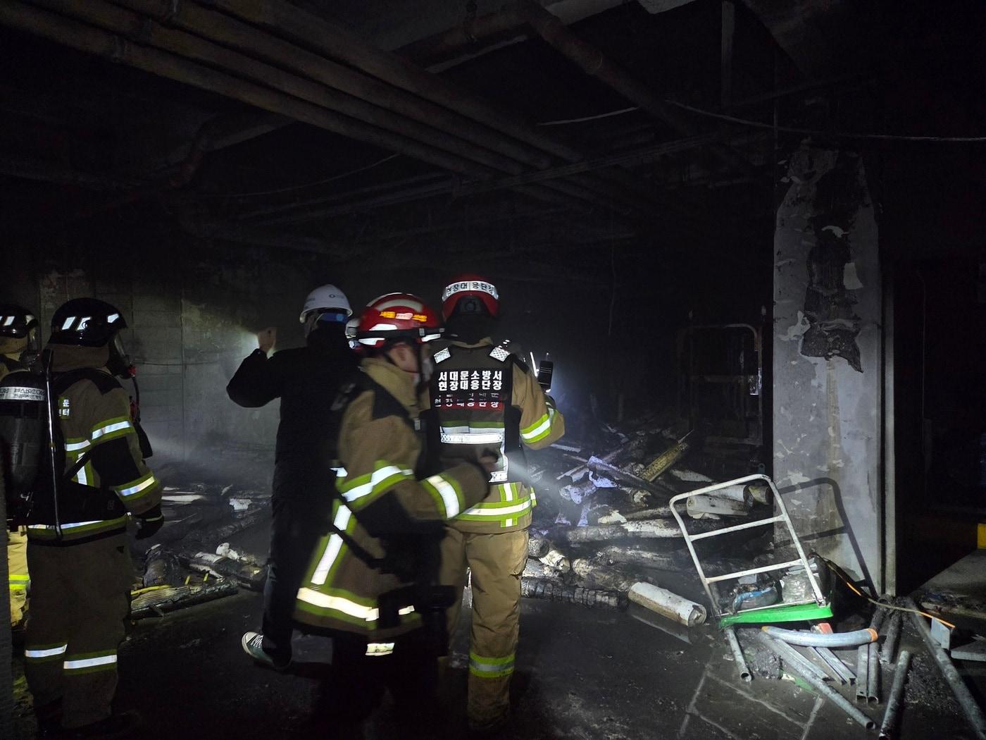 본문 이미지 - 서울 서대문구 영천동의 신축 아파트 공사 현장 지하 2층에서 발생한 화재를 소방 대원들이 진압하고 있다.(서울 서대문소방서 제공)