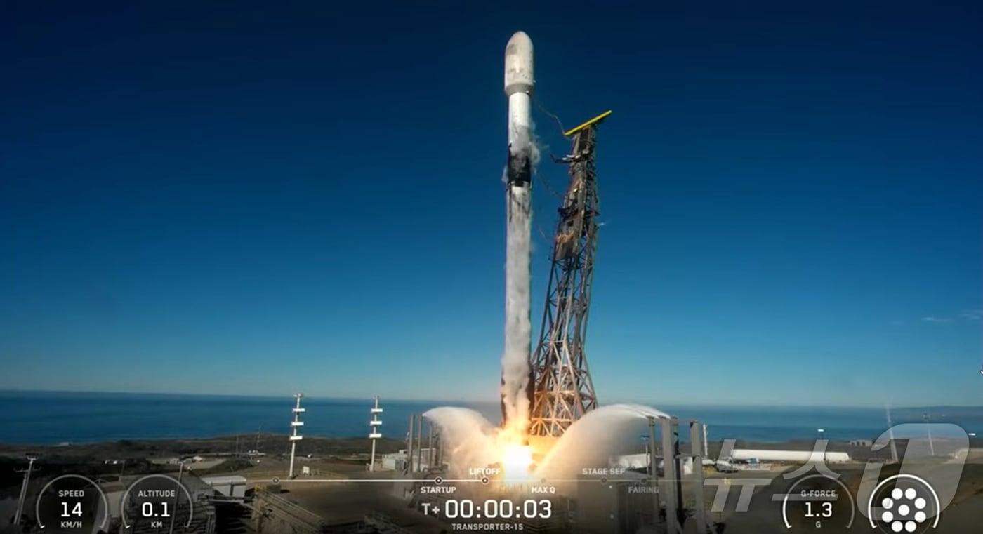 경기도가 지방정부 최초로 추진한 기후위성 &#39;경기기후위성 1호기&#39;가 29일 오전 3시 44분 미국 캘리포니아 밴덴버그 우주군기지에서 스페이스X 팰컨9 로켓에 실려 발사되고 있다. &#40;경기도청 유튜브, 재판매 및 DB 금지&#41; 2025.11.29/뉴스1