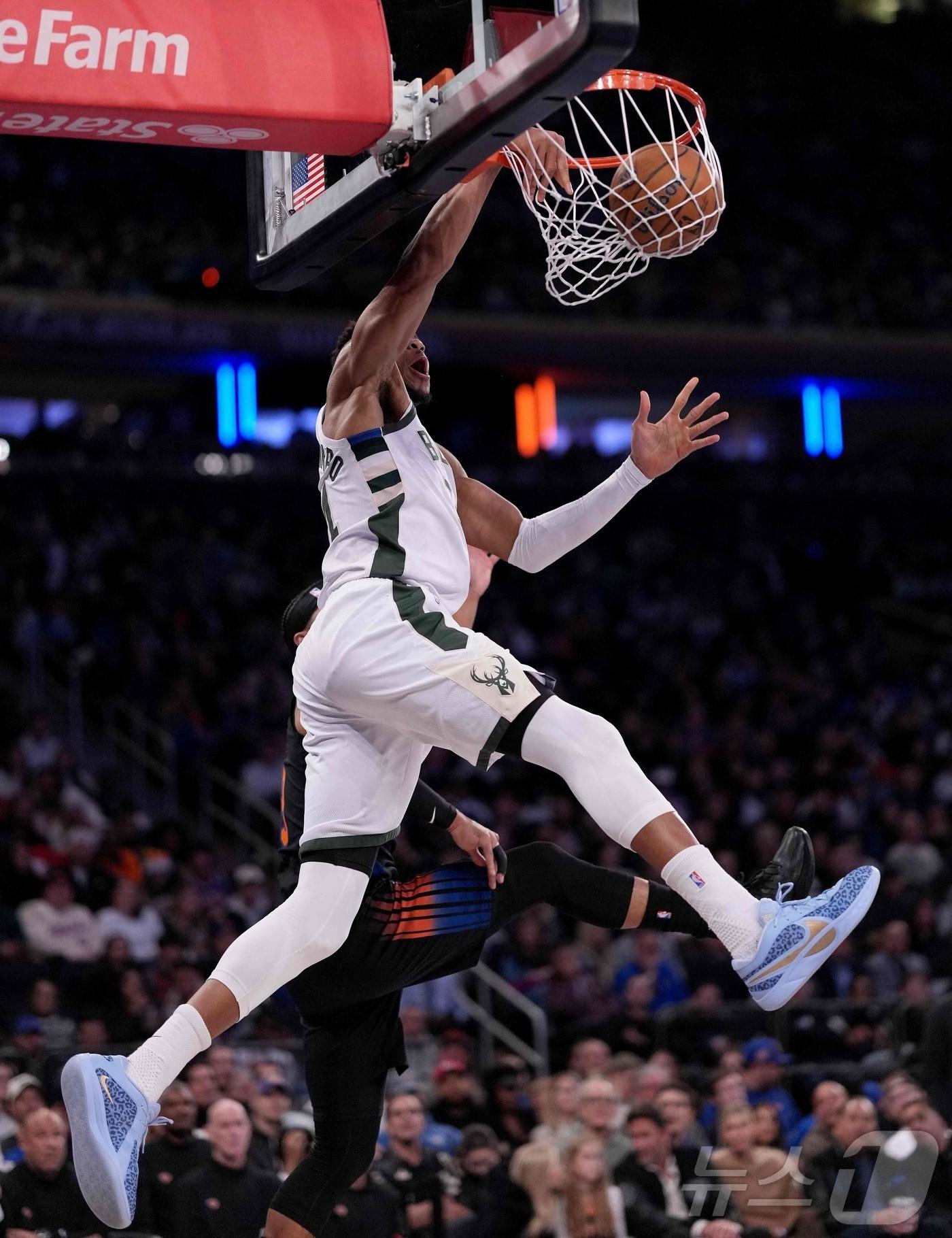 본문 이미지 - NBA 밀워키 아데토쿤보가 29일&#40;한국시간&#41; 뉴욕과 경기에서 덩크슛을 하고 있다.ⓒ AFP=뉴스1