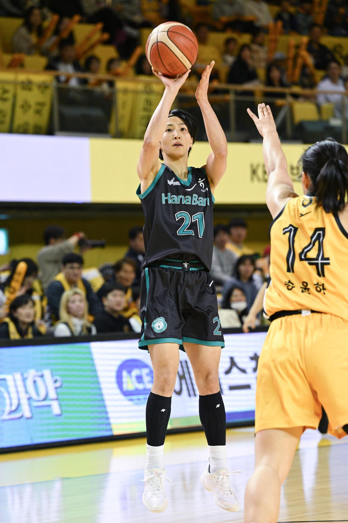 본문 이미지 - 여자농구 하나은행 사키가 29일 KB스타즈와 경기에서 슛을 쏘고 있다.&#40;WKBL 제공&#41;