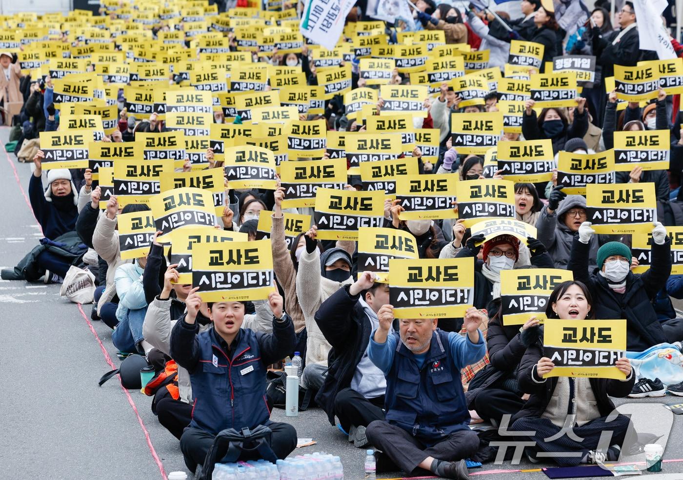 본문 이미지 - 교사노동조합연맹 조합원들이 29일 서울 종로구 사직로 동십자각 인근에서 교사의 정당가입 허용을 촉구하며 집회 구호를 외치고 있다. 앞줄 왼쪽부터 이보미 위원장, 김동명 한국노총 위원장, 백승아 더불어민주당 의원. 교사노조연맹은 직무 수행 중 교사의 정치적 중립을 지켜야 한다는 원칙은 준수하되 학교 밖에서는 시민으로서 정치적 기본권이 온전히 보장돼야 한다고 주장했다. 2025.11.29 ⓒ 뉴스1 안은나 기자