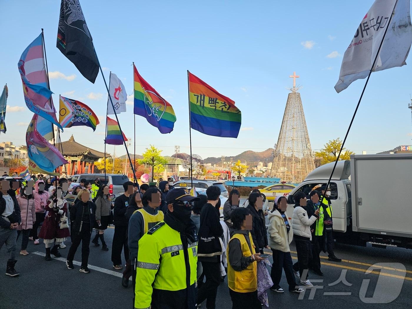 본문 이미지 - 29일 광주 동구 금남로에서 열린 광주퀴어문화축제 참가자들이 퍼레이드를 하며 5·18민주광장 앞을 지나고 있다. 2025.11.29/뉴스1 ⓒ News1 서충섭 기자