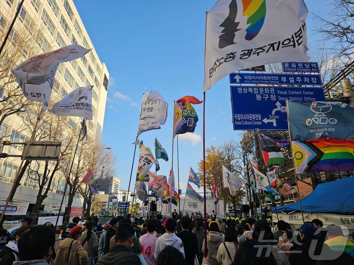 본문 이미지 - 29일 광주 동구 금남로에서 광주퀴어문화축제가 열린 가운데 참여 단체들의 깃발이 운집해 있다. 2025.11.29 ⓒ 뉴스1 서충섭 기자