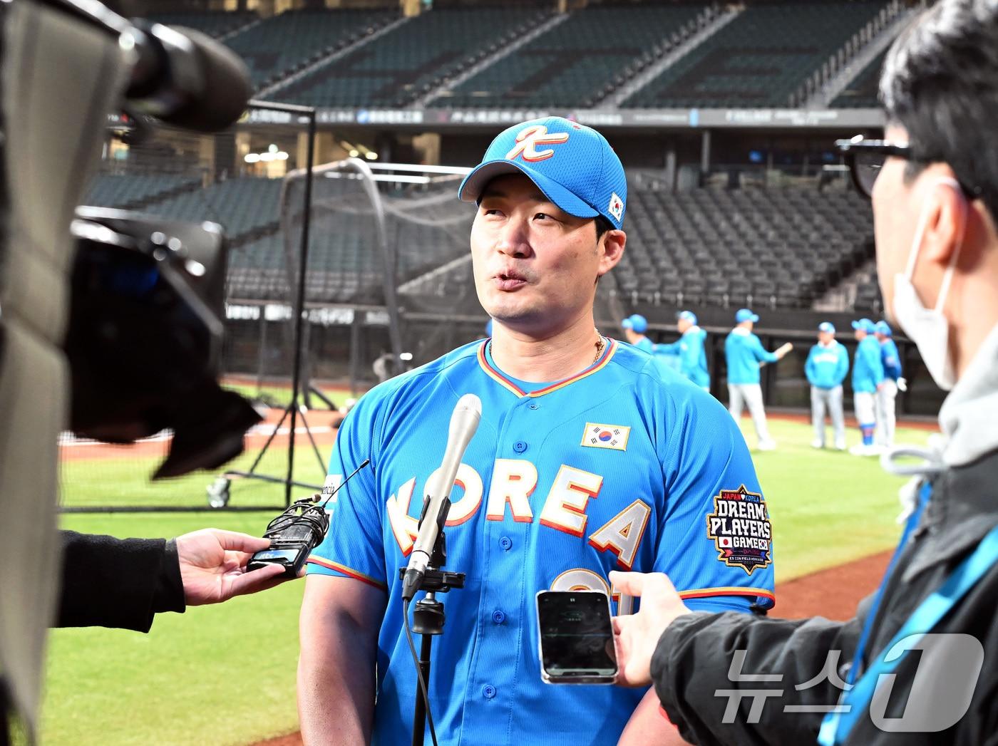 본문 이미지 - 오승환이 29일 일본 에스콘필드 홋카이도에서 한일 야구 레전드 선수 간 친선 경기 ‘한일 드림 플레이어즈 게임’을 앞두고 인터뷰를 하고 있다. 2025.11.29/뉴스1 ⓒ News1 사진공동취재단