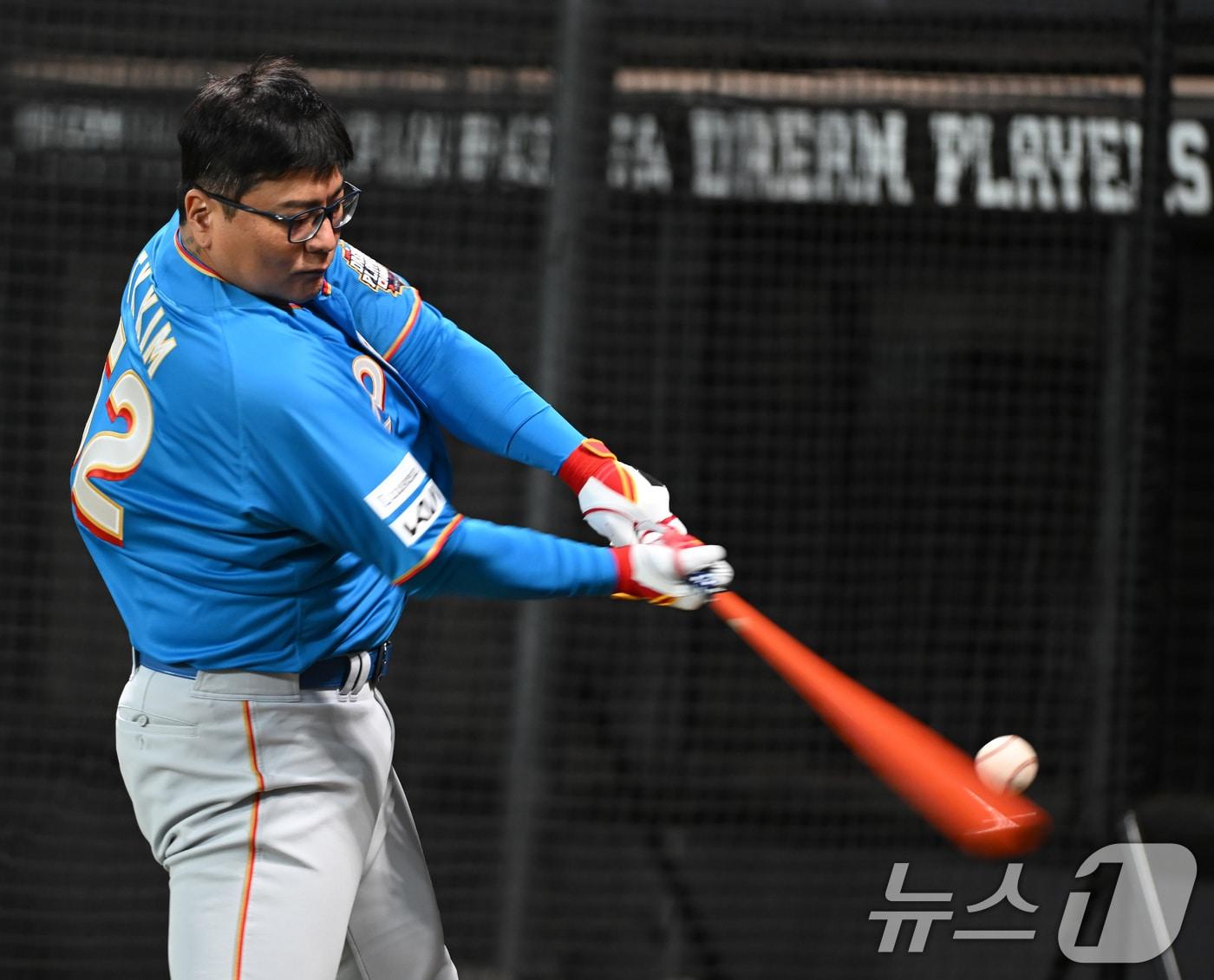 본문 이미지 - 김태균이 29일 일본 에스콘필드 홋카이도에서 한일 야구 레전드 선수 간 친선 경기 ‘한일 드림 플레이어즈 게임’을 앞두고 배팅을 하고 있다. 2025.11.29/뉴스1 ⓒ News1 사진공동취재단