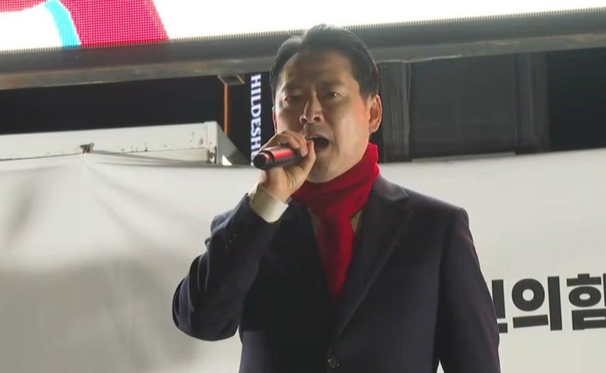 본문 이미지 - 장동혁 국민의힘 대표가 29일 오후 충북 청주 상당구 육거리종합시장에서 열린 '민생회복 법치수호 충북 국민대회'에서 발언하고 있다. (유튜브 화면 갈무리) 2025.11.29/뉴스1