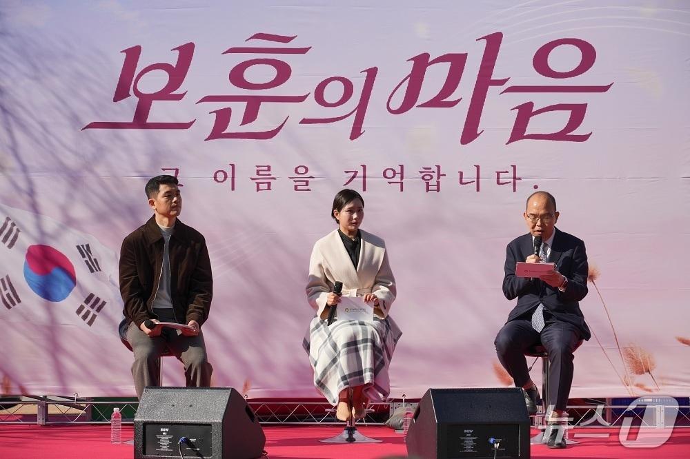 본문 이미지 - 한국보훈복지의료공단이 중앙보훈병원 야외정원에서 광복 80주년을 기념해 국가유공자와 보훈가족들을 위한 힐링토크쇼를 진행하고 있다. &#40;한국보훈복지의료공단 제공. 재판매 및 DB금지&#41; 2025.11.29/뉴스1