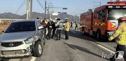 본문 이미지 - 29일 오전 강원 원주시 문막읍의 한 아파트 앞 도로에서 스포츠유틸리티차량&#40;SUV&#41; 1대와 경차 1대간 추돌 사고가 발생, SUV에 타고 있던 60대 여성이 어깨 통증을 호소하며 병원으로 이송됐다. &#40;강원도소방본부 제공. 재판매 및 DB금지&#41; 2025.11.29/뉴스1