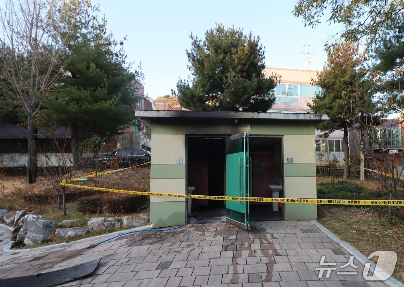 본문 이미지 - 29일 오후 4시11분쯤 대구 달서구 이곡동의 한 공용화장실에서 불이 나 소방 당국이 6분 만에 진화했다. 화장실 안에서 남성 1명이 숨진 채 발견됐다.(대구소방안전본부 제공. 재판매 및 DB금지)