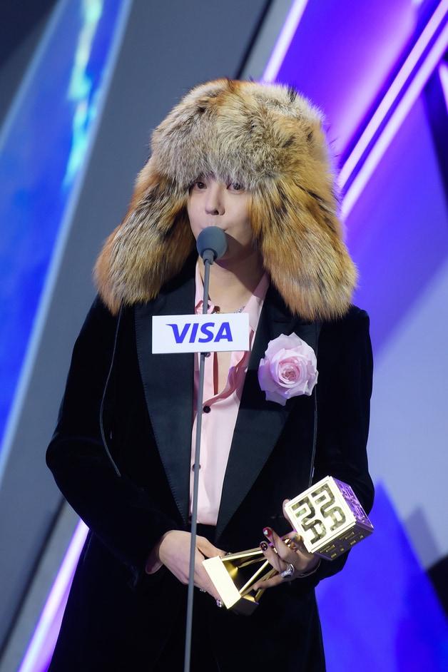 본문 이미지 - 빅뱅 지드래곤이 29일(현지시각) 오후 홍콩 카이탁 스타디움에서 열린 대중음악 시상식 '2025 마마 어워즈'(2025 MAMA AWARDS)에서 베스트 댄스 퍼포먼스 남자 솔로상을 받은 뒤 소감을 말하고 있다. (CJ ENM 제공. 재판매 및 DB금지) 2025.11.29/뉴스1 ⓒ News1 권현진 기자