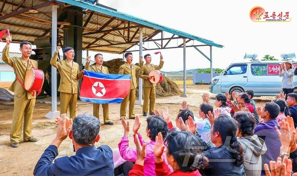 본문 이미지 - &#40;평양 노동신문=뉴스1&#41; = 북한 노동당 기관지 노동신문은 3일 신천군당집중강연 선전대의 모습을 조명하며 &#34;올해 농사결속에로 농업근로자들을 힘있게 불러일으키고 있다&#34;fk고 보도했다. [국내에서만 사용가능. 재배포 금지. DB 금지. For Use Only in the Republic of Korea. Redistribution Prohibited] rodongphoto@news1.kr