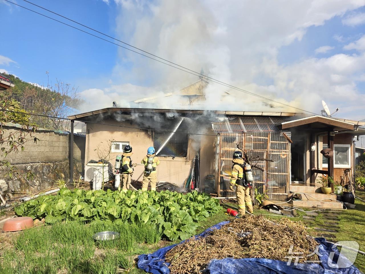 본문 이미지 -  서천 비인면 단독주택 화재 현장. (서천소방서 제공, 재판매 및 DB금지) / 뉴스1