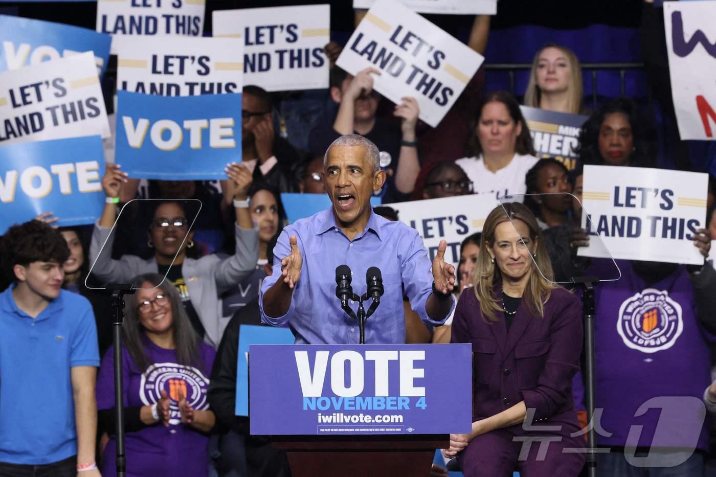 버락 오바마 전 미국 대통령이 1일&#40;현지시간&#41; 뉴저지주 뉴어크의 에섹스 카운티 칼리지 체육관에서 열린 미키 셰릴 뉴저지주 민주당 주지사 후보의 &#34;투표합시다&#40;Get Out the Vote&#41;&#34; 집회에서 연설하고 있다. 2025.11.01. ⓒ AFP=뉴스1 ⓒ News1 이정환 기자