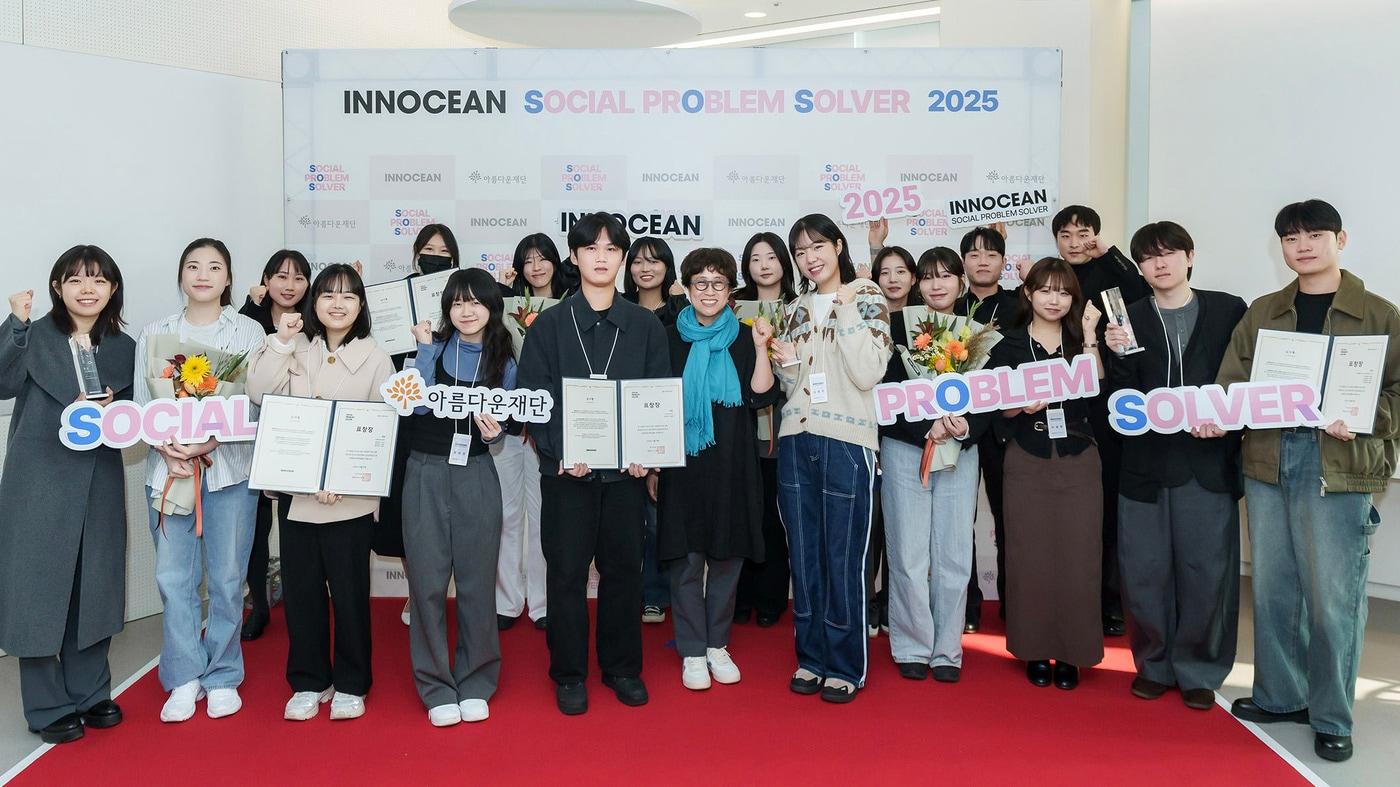 이노션 김정아 대표이사와 S.O.S 공모전 참여 학생들 기념 사진&#40;이노션 제공&#41;. ⓒ 뉴스1