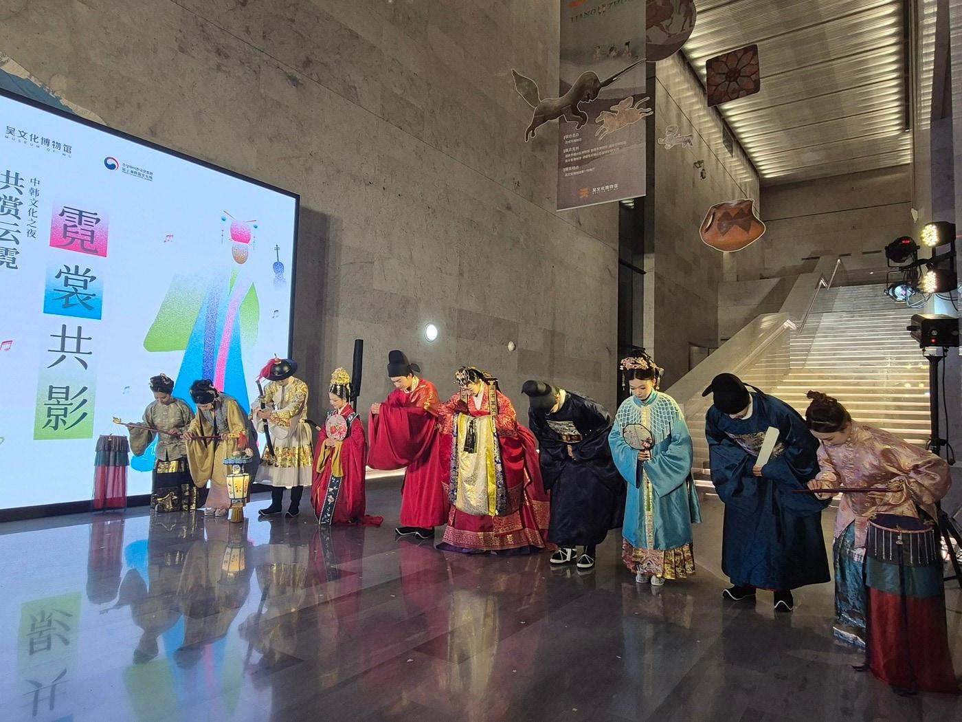 본문 이미지 - 10월 31일, 한중 복식예술교류전 '옷, 예술이 되다' 개막식 (사비나미술관 제공)