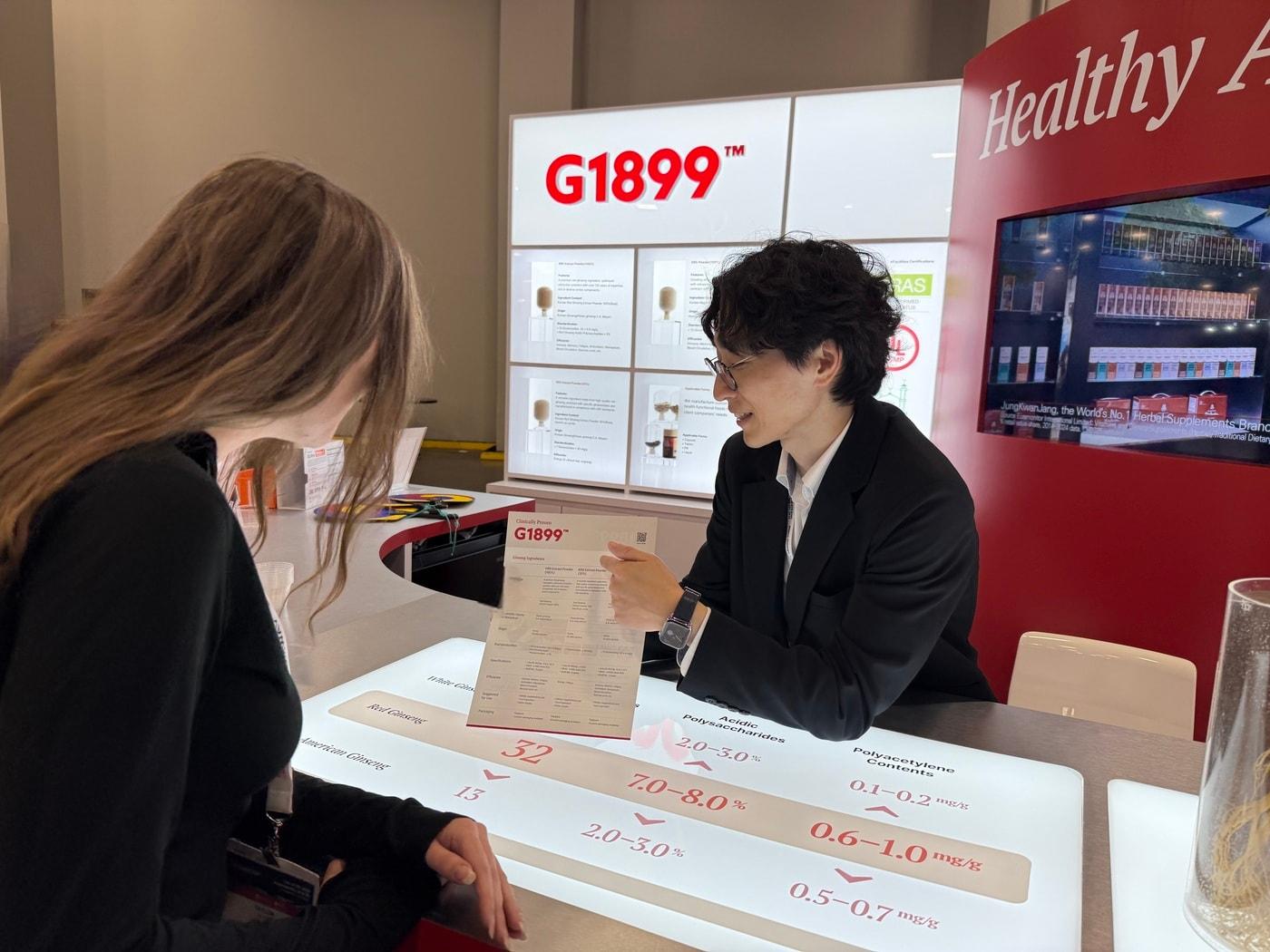 본문 이미지 - KGC인삼공사 직원이 고객에게 G1899의 표준화된 원료에 대해 설명하고 있다.&#40;KGC인삼공사 제공&#41;