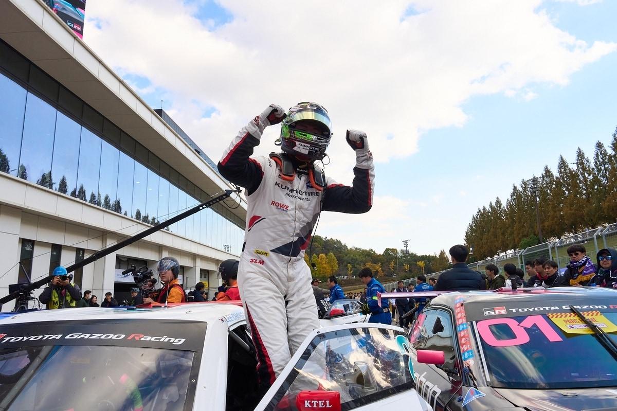 본문 이미지 - 이창욱이 2025 슈퍼레이스 챔피언십 토요타 가주 레이싱 6000 클레스 9라운드에서 우승한 뒤 기뻐하고 있다. &#40;슈퍼레이스 제공&#41;